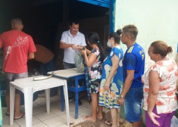 SÃO LUÍS/MA- Vereador Domingos Paz distribui Peixes com o líder comunitário Airton Souza no Fumace