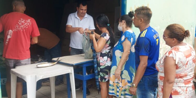SÃO LUÍS/MA- Vereador Domingos Paz distribui Peixes com o líder comunitário Airton Souza no Fumace