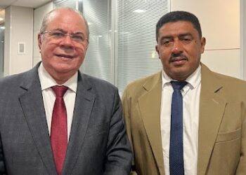 Brasília – Vereador Venâncio do Peixe entrega ao Secretário Executivo do Ministério das Cidades, Hildo Rocha, Indicação sugerindo a construção de novas unidades do Programa Minha Casa Minha Vida em Bacabal.