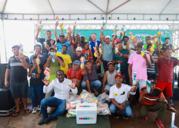 São Luís/MA – Governador Carlos Brandão entrega cestas básicas, pescado e ovos de Páscoa aos guardadores de carros da Praça Dom Pedro II