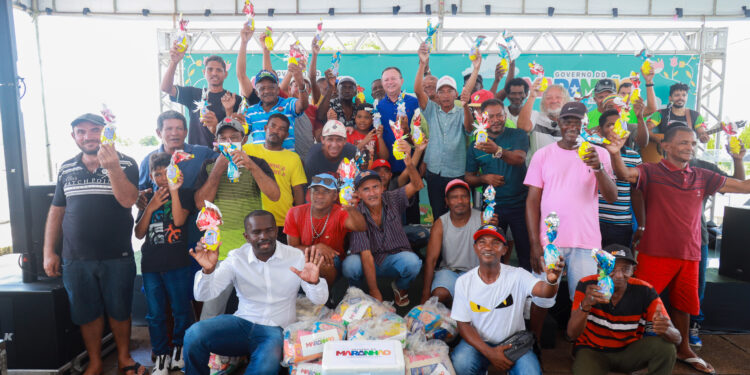São Luís/MA – Governador Carlos Brandão entrega cestas básicas, pescado e ovos de Páscoa aos guardadores de carros da Praça Dom Pedro II