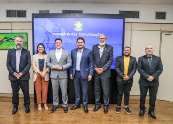 São Luís/MA – Vice-governador Felipe Camarão reúne com representantes dos Ministérios das Comunicações e das Relações Exteriores, em busca de apoio para o Maranhão