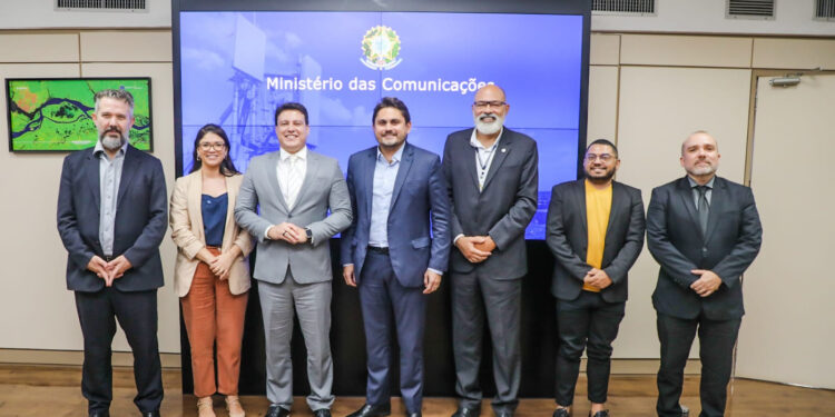 São Luís/MA – Vice-governador Felipe Camarão reúne com representantes dos Ministérios das Comunicações e das Relações Exteriores, em busca de apoio para o Maranhão