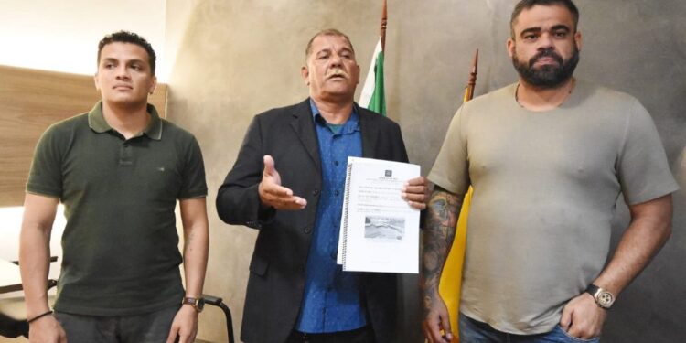 São Luís/MA – Presidente da Câmara, Paulo Victor, protocola denúncia de sindicato que aponta dezenas de ônibus escolares parados em galpão da prefeitura