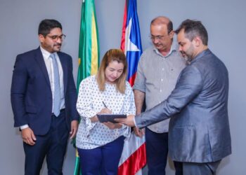 ALEMA – Iracema Vale assina termo de implantação do programa ‘Papel Zero’ na Assembleia Legislativa