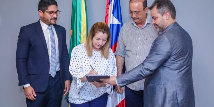 ALEMA – Iracema Vale assina termo de implantação do programa ‘Papel Zero’ na Assembleia Legislativa