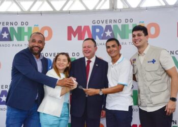 São Luís/MA – “É o municipalismo cada vez mais presente no governo Brandão”, diz Roberto Costa em entrega de ambulâncias junto com a presidente Iracema Vale.