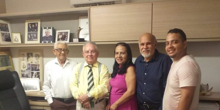 SÃO LUÍS/MA – O Exmo. Senhor Desembargador Marcelino Everton recebe familiares em seu gabinete no TJMA.