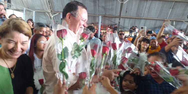 URBANO SANTOS / MA – Carlos Brandão entrega obras ao lado de Iracema Vale e o prefeito Clemilton em alusão aos 94 anos de Emancipação Política.