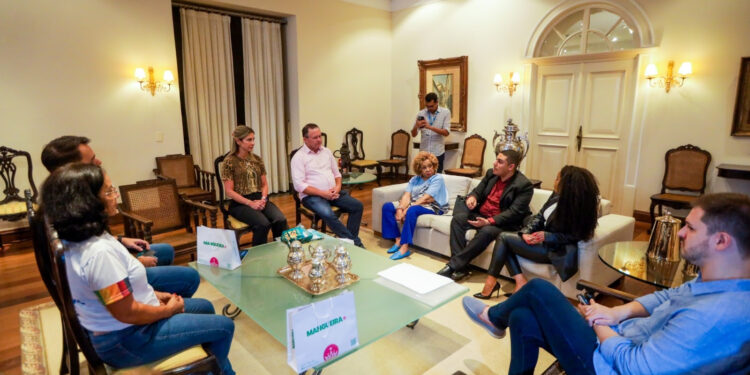 São Luís/MA – Governador Brandão e primeira-dama recebem visita de cortesia da cantora Alcione e de representantes da Mangueira