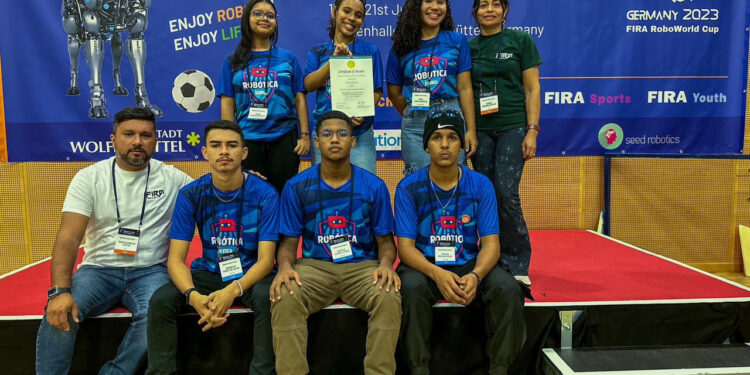 São Luís/MA – IEMA é vice-campeão mundial de robótica em competição na Alemanha Equipe, formada por alunas, ficou em segundo na prova apelidada de ‘Missão Impossível’