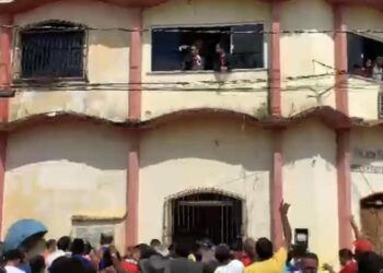 VÍDEO: Vereador inventa história mirabolante, exibe R$ 300 mil na tribuna da Câmara e joga cinco mil reais pela janela