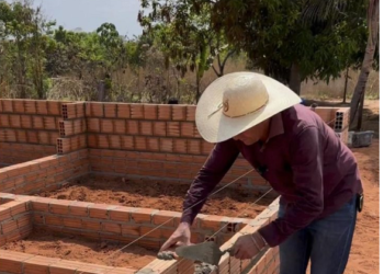 Formosa da Serra Negra/MA – Condenado por estupro de menina de 12 anos, prefeito desce de carro de quase meio milhão e vira pedreiro