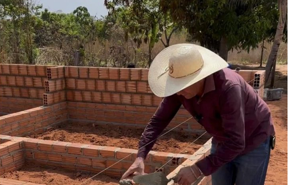 Formosa da Serra Negra/MA – Condenado por estupro de menina de 12 anos, prefeito desce de carro de quase meio milhão e vira pedreiro