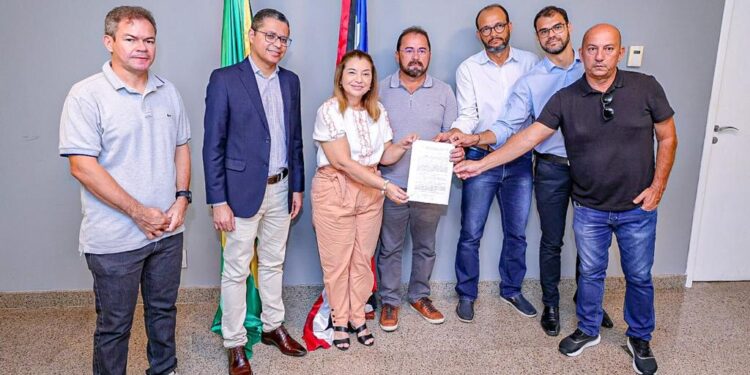 São Luís/MA – Iracema Vale se reúne com representantes do ciclismo, triathlon e corredores de rua