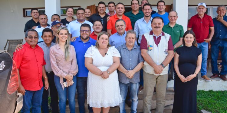 PERITORÓ /MA – Governo do Maranhão recepcionado por lideranças de oposição que participa de inauguração da Areninha e obras junto à Rubão representando Carlos Brandão.