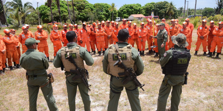 São Luís/MA – Bombeiros dominam técnicas avançadas de combate a incêndio