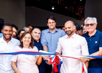 COLINAS/MA – Orleans Brandão representando o governo entrega Areninha Esportiva e Escolas