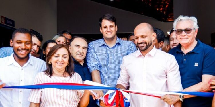 COLINAS/MA – Orleans Brandão representando o governo entrega Areninha Esportiva e Escolas