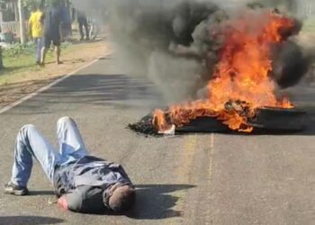 MARANHÃO – PM é amarrado no asfalto por manifestante durante protesto no interior