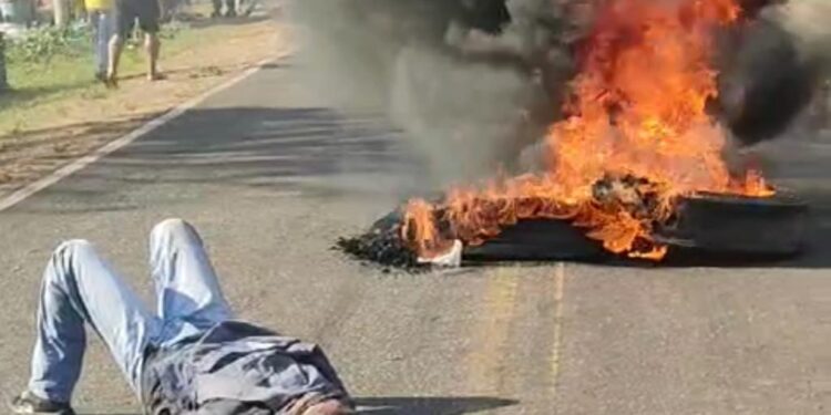 MARANHÃO – PM é amarrado no asfalto por manifestante durante protesto no interior