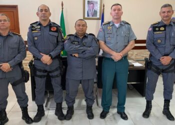 SÃO LUÍS/MA – COMANDANTE-GERAL DA PM RECEBE VISITA DO SARGENTO ADELMO APÓS ATO DE BRAVURA NA INTERVENÇÃO DE UM ASSALTO A VAN