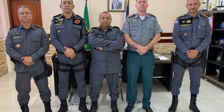 SÃO LUÍS/MA – COMANDANTE-GERAL DA PM RECEBE VISITA DO SARGENTO ADELMO APÓS ATO DE BRAVURA NA INTERVENÇÃO DE UM ASSALTO A VAN