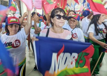 PEQUENA GUERREIRA / A vereadora de São Luís, Fátima Araújo e toda a sua assessoria presente na Convenção Estadual do MDB confirmando a união com o PT pelo bem do Maranhão.