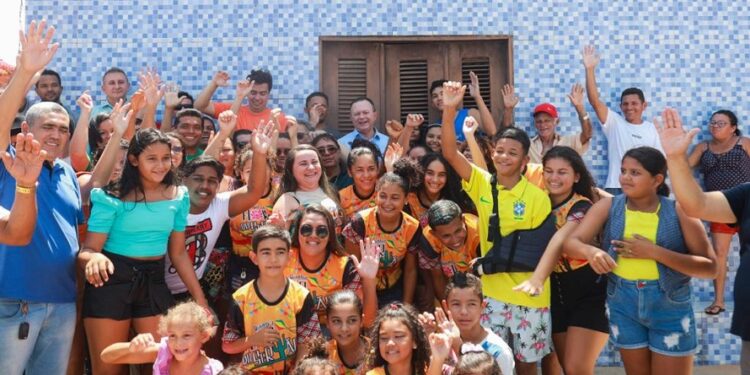 Barreirinhas/MA – Comunidade celebra a pavimentação de ruas pelo Governo do Estado, em Araioses