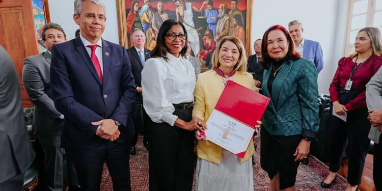 São Luís/MA – Iracema Vale é homenageada com mais alta comenda do Poder Judiciário maranhense