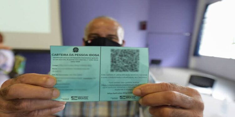 Brasília – Carteira do Idoso: viaje de graça e tenha atendimento prioritário; veja como!