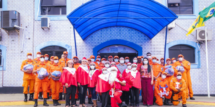 São Luís/MA – Pacientes do Hospital de Câncer recebem visita do Papai Noel do Corpo de Bombeiros