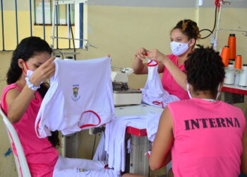 São Luís/MA – Mão de obra carcerária realiza confecção de fardamentos para escolas públicas do Estado