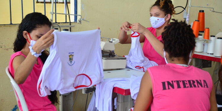 São Luís/MA – Mão de obra carcerária realiza confecção de fardamentos para escolas públicas do Estado