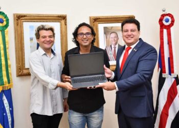 São Luís/MA – Felipe Camarão recebe estudantes do Núcleo Joãozinho Trinta no Palácio dos Leões