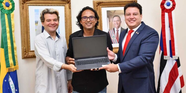 São Luís/MA – Felipe Camarão recebe estudantes do Núcleo Joãozinho Trinta no Palácio dos Leões