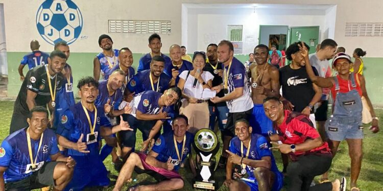 São Luís/MA – Fátima Araújo entrega premiação de R$5 mil ao Azulão – campeão do Campeonato de Futebol Máster do João de Deus