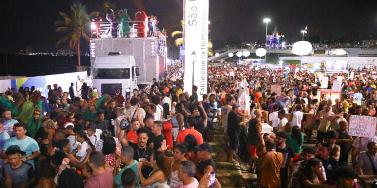 São Luís/MA – Primeira noite do Pré-Carnaval do Maranhão 2024 atrai multidão para a Avenida Beira-Mar