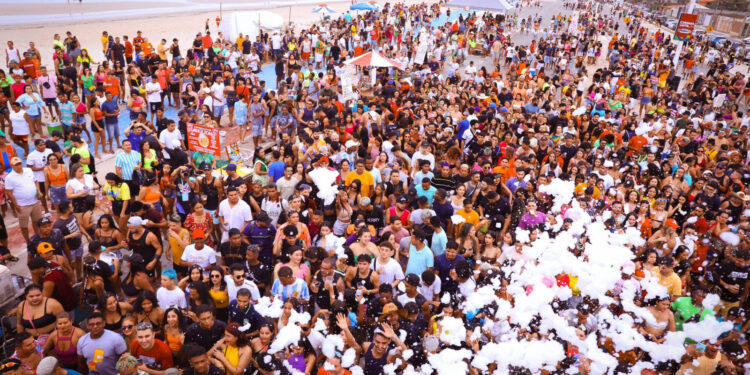 São Luís/MA – Primeiro domingo de Pré-Carnaval no prolongamento da Avenida Litorânea arrasta multidão para acompanhar shows na orla da capital