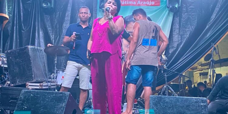 VEREADORA FÁTIMA ARAÚJO agita o primeiro final de semana de Lava-pratos no bairro PIRAPORA.