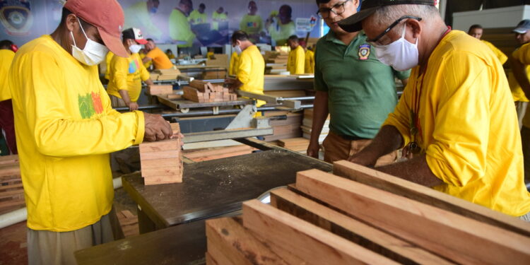 São Luís/MA – Mão de obra carcerária produz móveis para delegacias entregues pelo Governo do Estado