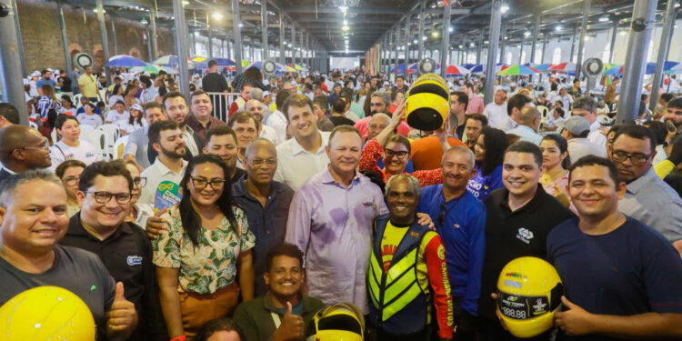 São Luís/MA – Governo anuncia 8 mil capacetes para motociclistas e entrega 1,5 mil carrinhos para vendedores informais