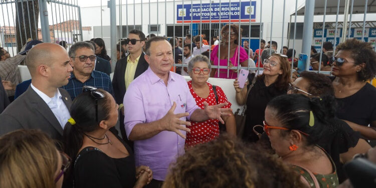 São Luís/MA – Servidores da segurança e população comemoram a entrega das delegacias reformadas pelo Governo do Maranhão