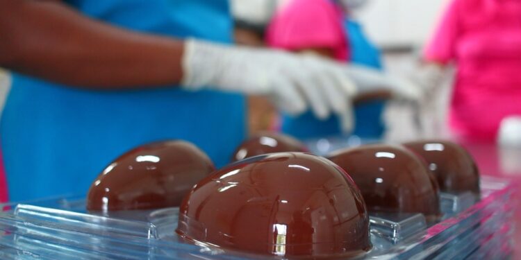 São Luís/MA – Mão de obra carcerária maranhense produz mais de 15 mil ovos de chocolate para o período da Páscoa
