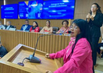SÃO LUÍS/ MA – A vereadora Fátima Araújo, estava presente na Câmara Municipal, durante entrega de título de cidadã ludovicense a enfermeira Audreia Noleto.