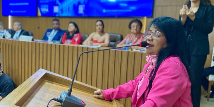 SÃO LUÍS/ MA – A vereadora Fátima Araújo, estava presente na Câmara Municipal, durante entrega de título de cidadã ludovicense a enfermeira Audreia Noleto.