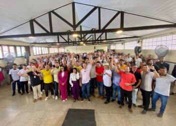 SAO LUÍS / MA – Governador Brandão ao lado da vereadora Fátima Araujo e outras autoridades, entregam escola revitalizada no bairro Bequimão