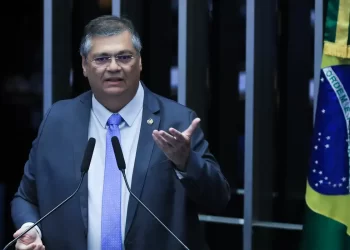 Dino foi comunicado com antecedência sobre retificação de edital para o TCE