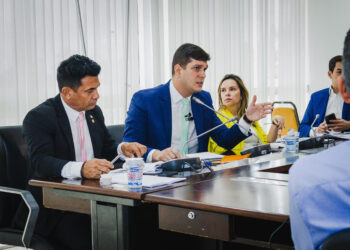 São Luís/MA – Secretário Tiago Fernandes destaca avanços da saúde estadual na Sala de Comissões da Assembleia Legislativa