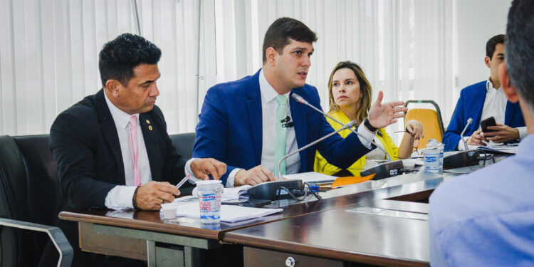 São Luís/MA – Secretário Tiago Fernandes destaca avanços da saúde estadual na Sala de Comissões da Assembleia Legislativa